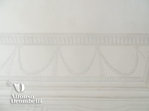 Alta decorazione murale stile impero in bianco